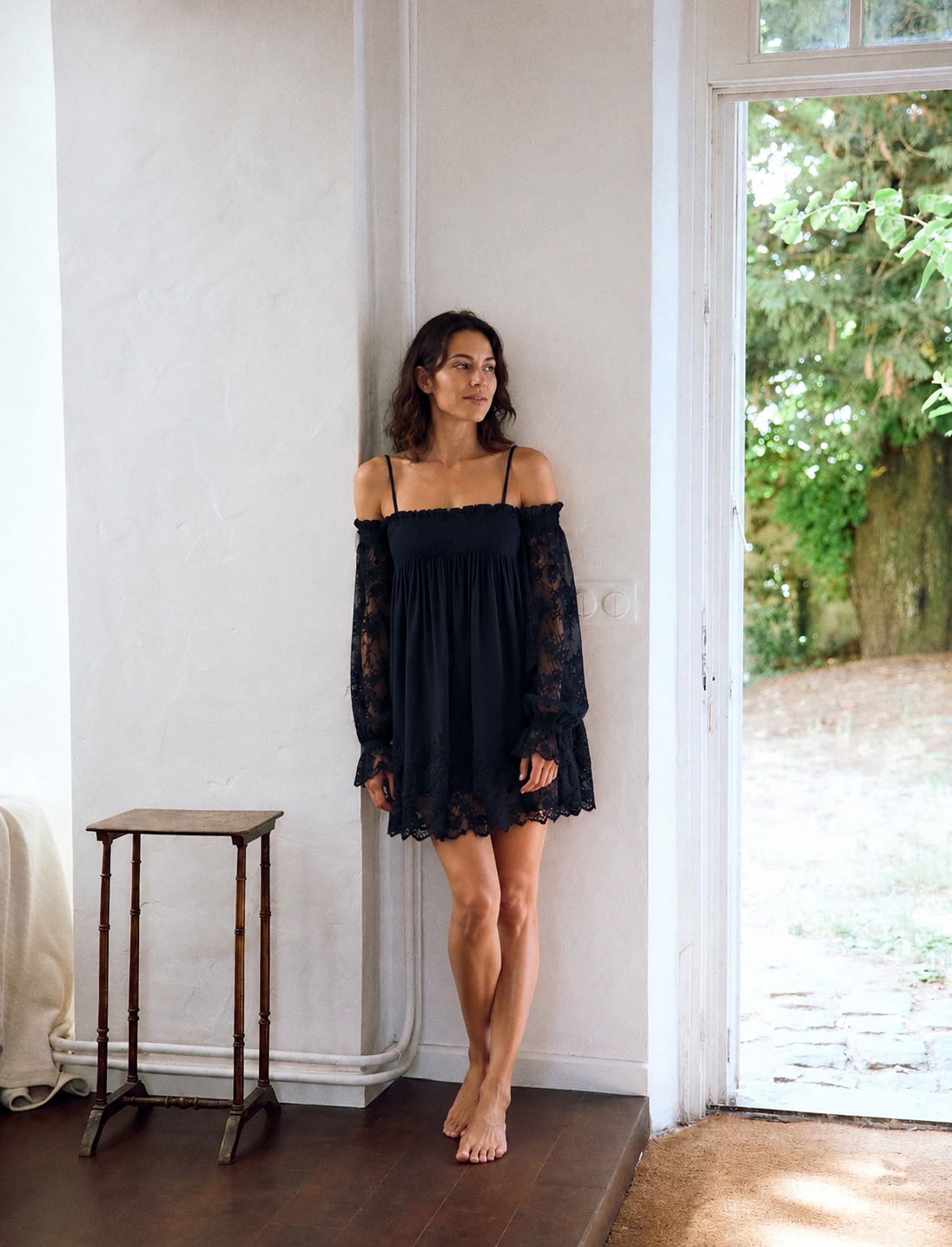 Vestido corto de encaje con hombros descubiertos