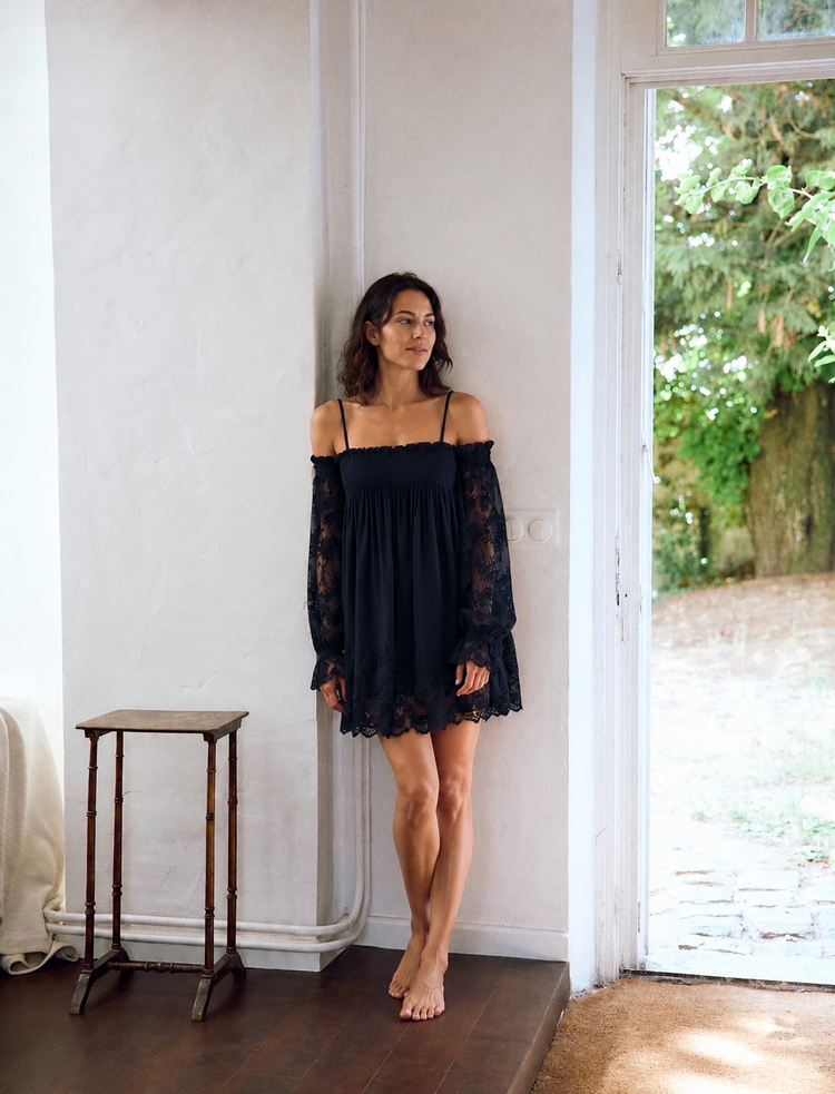 Vestido corto de encaje con hombros descubiertos